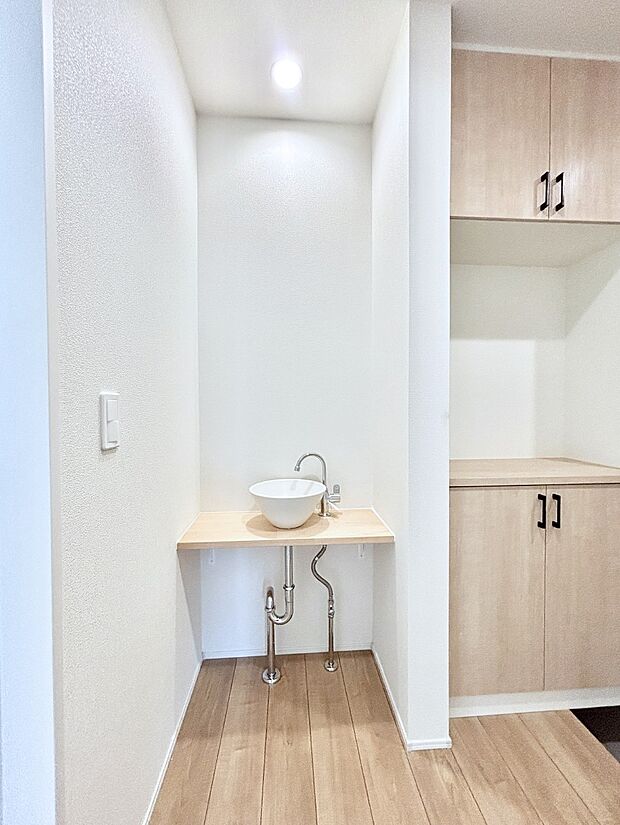 1階玄関ホールのセカンド洗面台。帰ってきてすぐにうがい手洗いが可能！