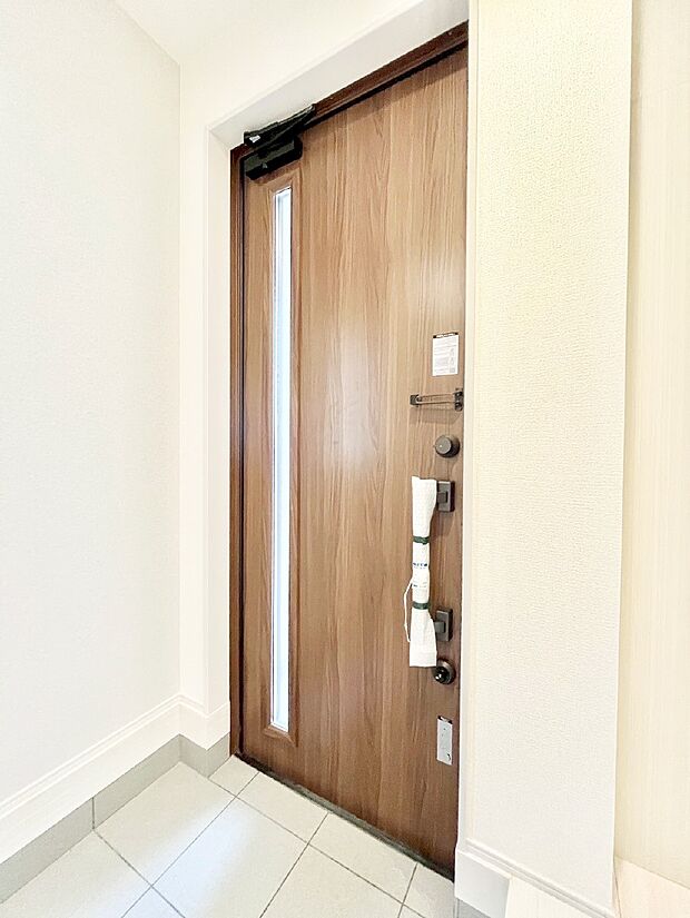 ガラススリットの入った玄関ドアが室内に光を届けてくれます