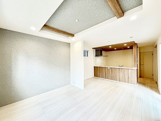 ご家族の賑やかな話し声で包まれる明るいリビング