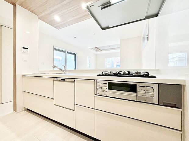 広々とした使い勝手の良いキッチンで日々のお料理も楽しくなりそう