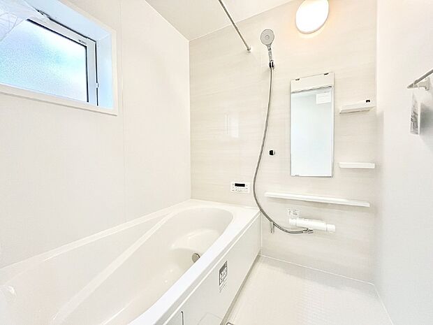 一日の疲れを癒してくれる明るい清潔感のあるバスルーム