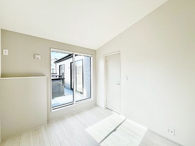 バルコニーが開放感をプラスしてくれる洋室