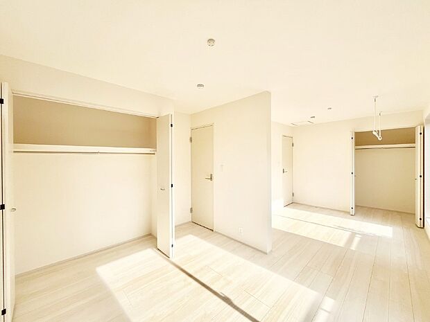 ドア&クローゼット2ヵ所付きなので2部屋に分けて利用可