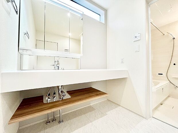 清潔感ある洗面化粧室で朝の身支度も快適