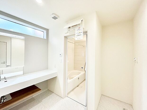 広々とゆとりのあるランドリースペース