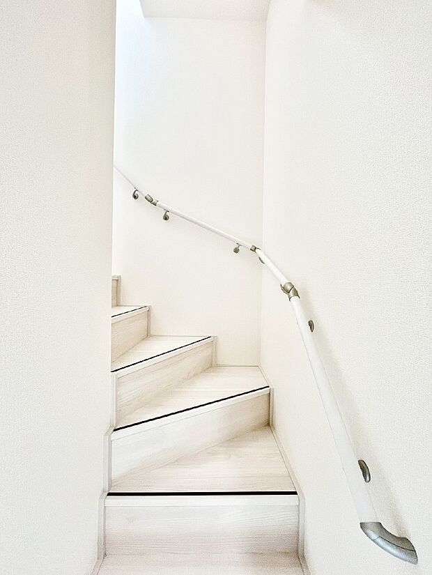 階段は手すり付きなので小さなお子さまやご高齢の方も安心です