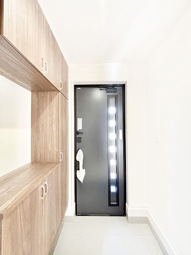 明るい玄関はお客様をお出迎えするのにぴったりです！ 