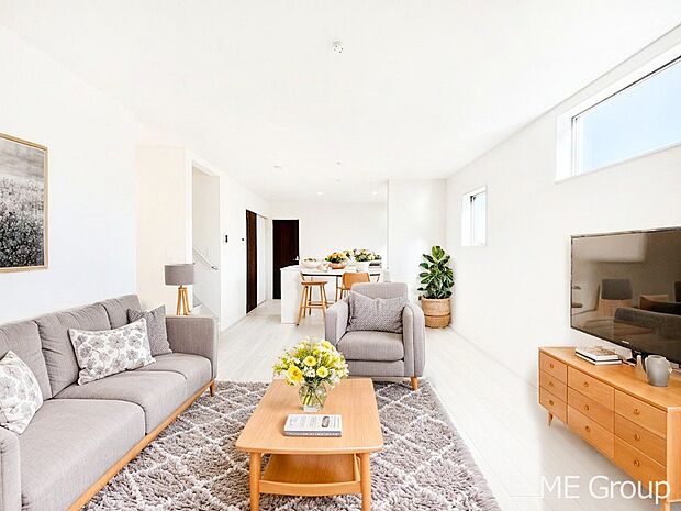 家族の和やかな会話が聞こえてきそう。開放感のあるリビングです。※家具はCGです  