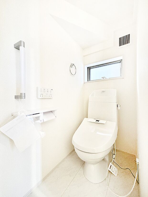 明るく清潔感のあるトイレです。 