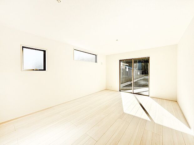 明るい陽光が注ぎ、寛ぎの雰囲気に満たされるダイニング。   