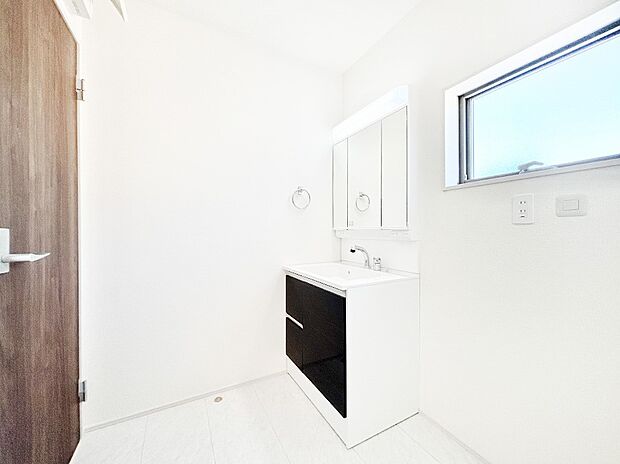 明るい洗面所は毎朝の身支度も楽しくできちゃいそうです。    