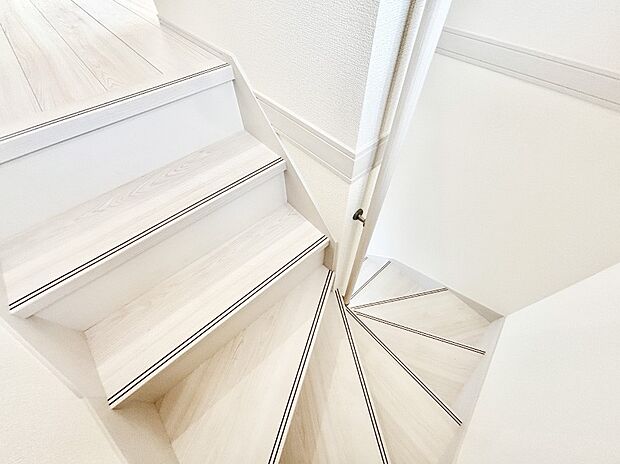 安全性を考慮し階段には手すりを設置しています