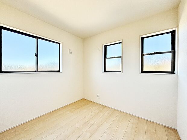 窓からのやさしい光が心地よいプライベートルーム