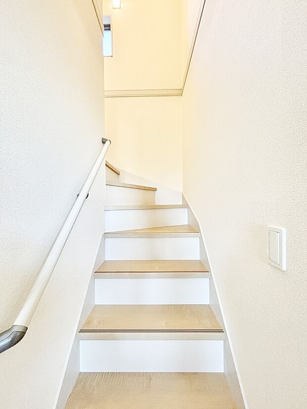 階段は手すり付きなので小さなお子さまやご高齢の方も安心です