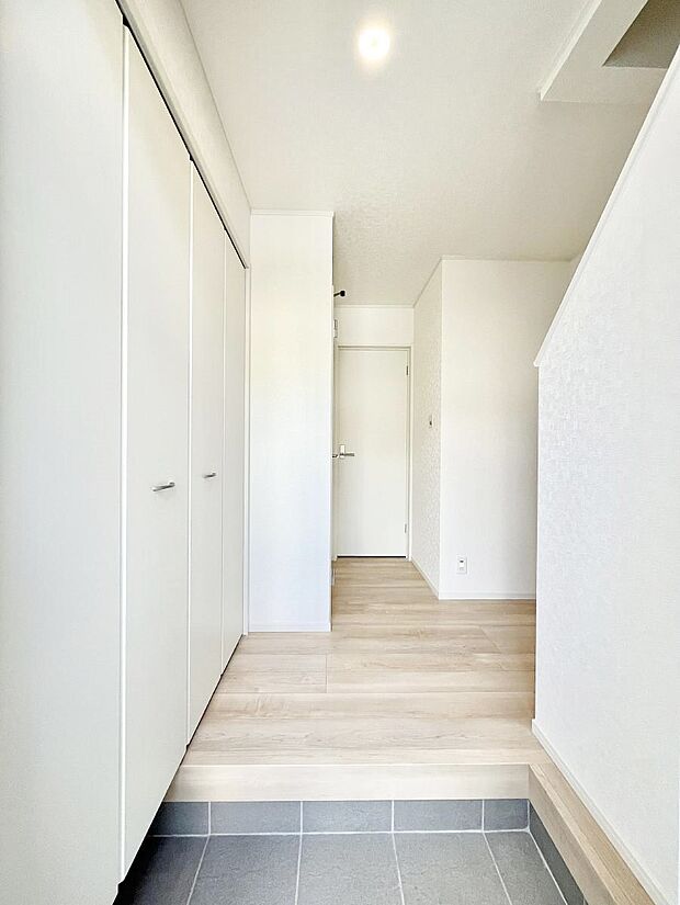 家族の帰宅やお客様をあたたかく迎える玄関    