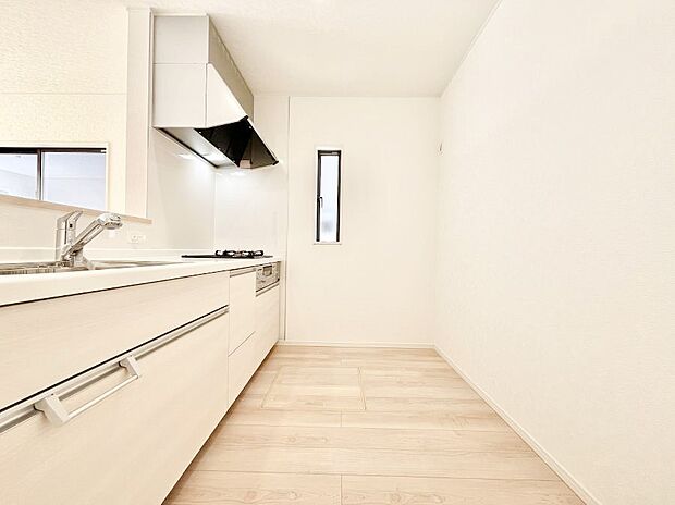 爽やかな風が通り抜けるキッチン。窓があるので明るく換気にも役立ちます。  