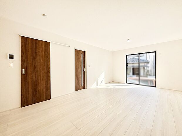 自然光が取り込まれ、家族団らんの場所を明るく演出