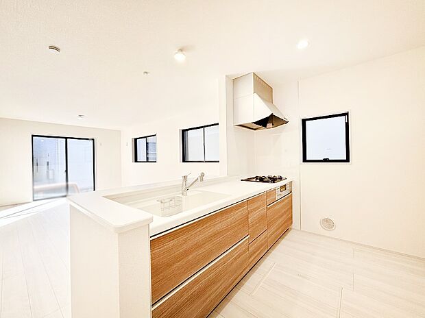 カウンター越しに楽しいおしゃべり。いつものお料理がもっと美味しくなりそうですね。