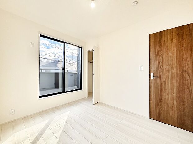 明るいバルコニーサイドに洋室を設置。目覚めの良い寝室に。