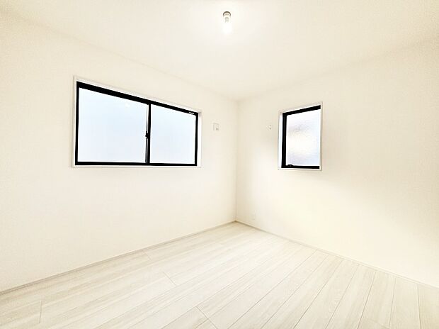 2面採光で気持ちよく自然光が取り入れられるのでお子様のお部屋にもピッタリ