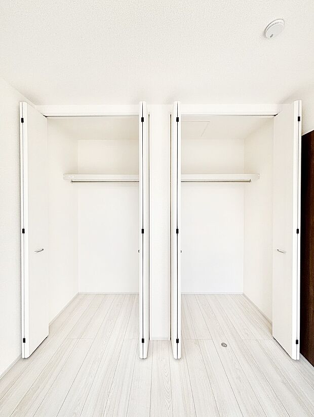 洋室のクローゼット。奥行きがあるので厚手の衣類もすっきり収まります。