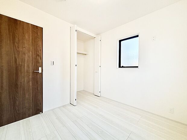 やさしい光がさしこむ居室はしっかり収納付き