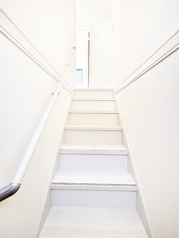 階段は手すり付きなので小さなお子さまやご高齢の方も安心です。