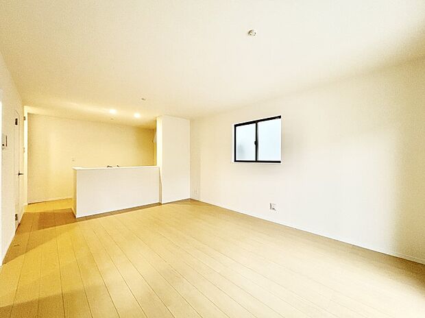 ご家族の賑やかな話し声で包まれる明るいリビング