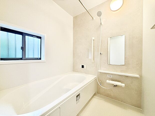 一日の疲れを癒してくれる明るい清潔感のあるバスルーム