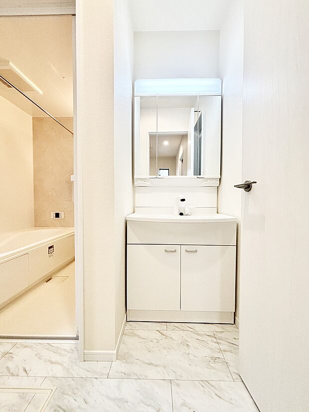 収納力と機能性に優れた洗面化粧台