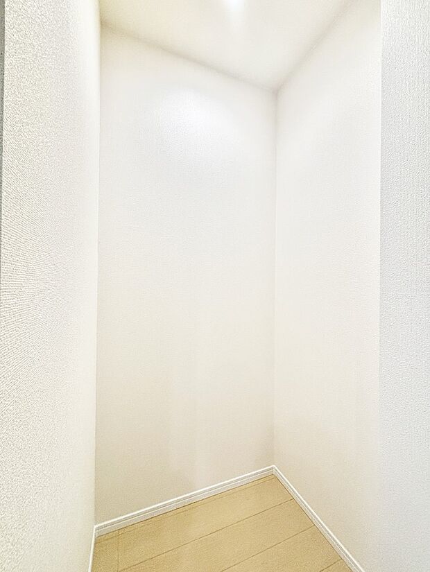 食品のストックや調理器具の保管に便利なパントリー