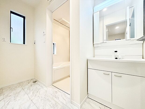 清潔感ある洗面化粧室で朝の身支度も快適