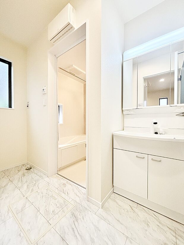 キッチンとの動線を考慮した水廻り集中設計で忙しい時間の家事もラクラク