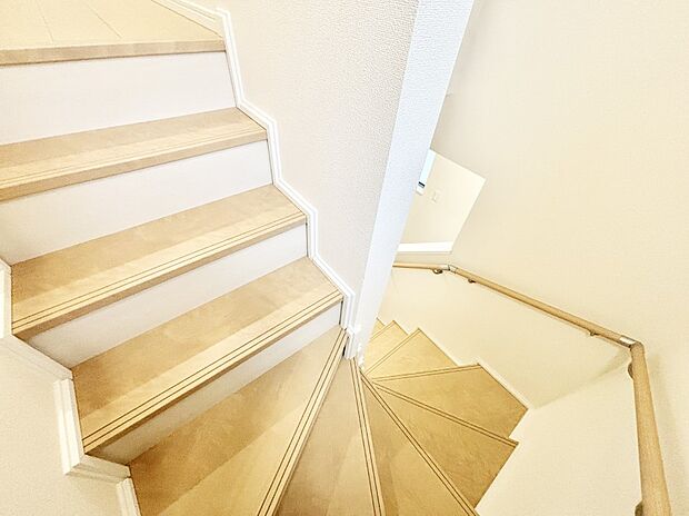 階段は手すり付きなので小さなお子さまやご高齢の方も安心です