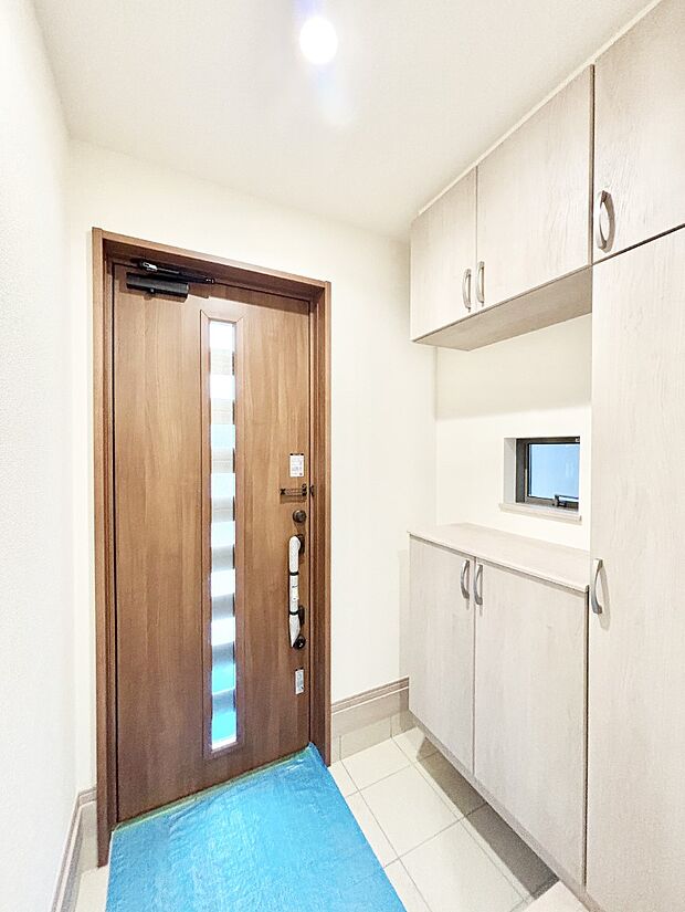 ガラススリットの入った玄関ドアが室内に光を届けてくれます