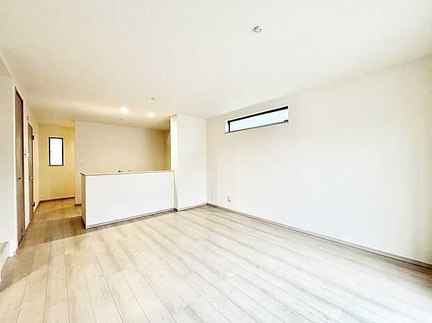 ご家族の賑やかな話し声で包まれる明るいリビング