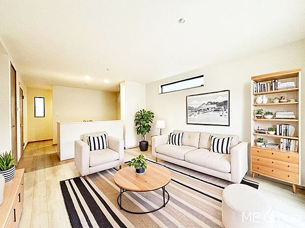 落ち着いた雰囲気のLDKは家族みんなの快適空間※家具はCGです