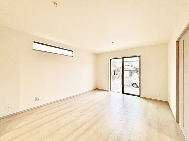 大きな窓からたっぷりの陽光と風を感じられるリビング