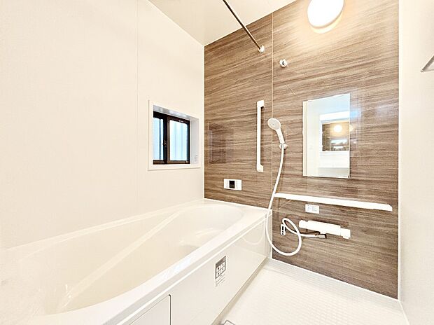 一日の疲れを癒してくれる明るい清潔感のあるバスルーム