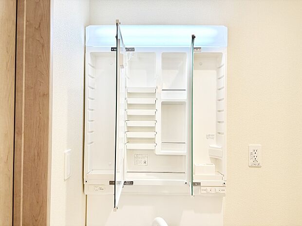 三面鏡の裏に、化粧品や衛生用品などを収納可能。洗面台をすっきりと保ちます!