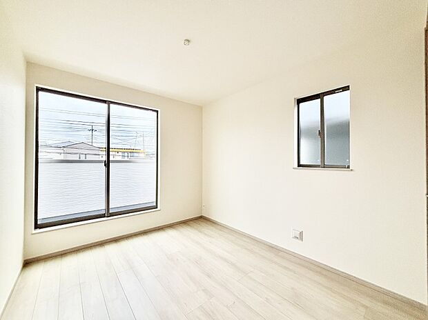 バルコニーが開放感をプラスしてくれる洋室