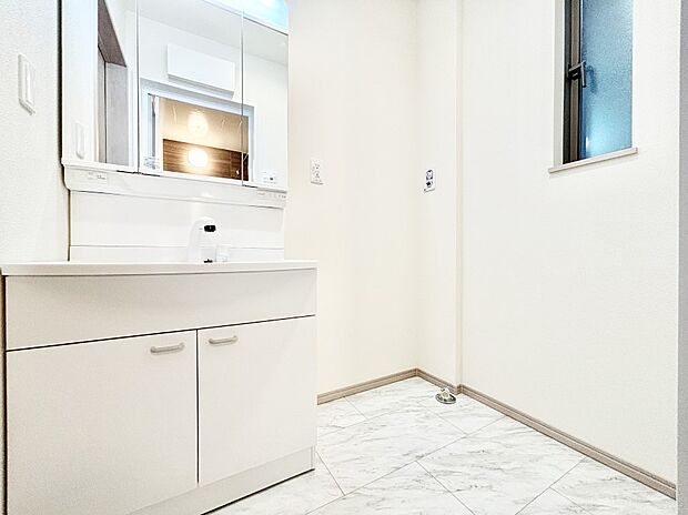 清潔感ある洗面化粧室で朝の身支度も快適