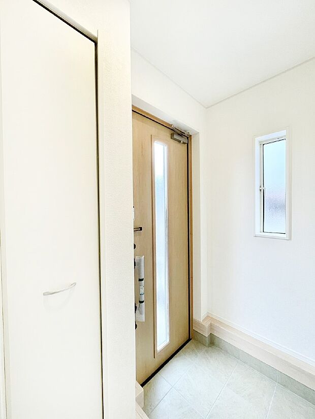 明るい玄関はお客様をお出迎えするのにぴったりです！ 