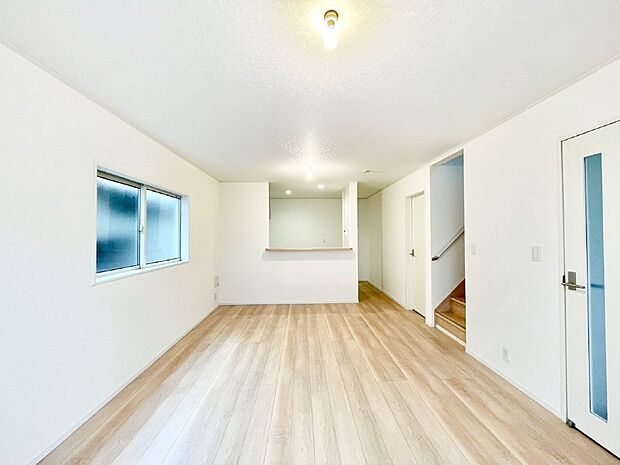 ご家族の賑やかな話し声で包まれる明るいリビング 