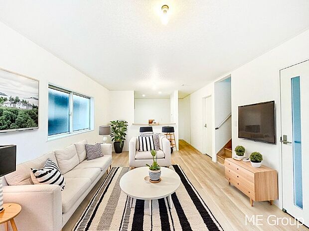 家族の和やかな会話が聞こえてきそう。開放感のあるリビングです。※家具はCGです  