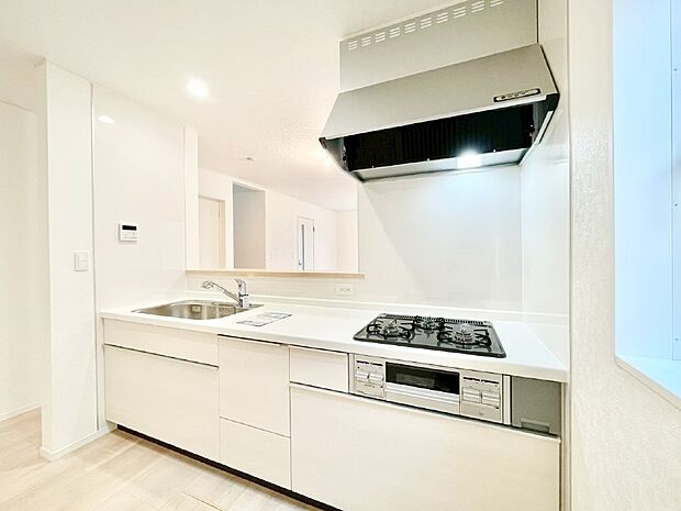 リビングで遊ぶお子様を見守りながらお料理ができる対面キッチン。  