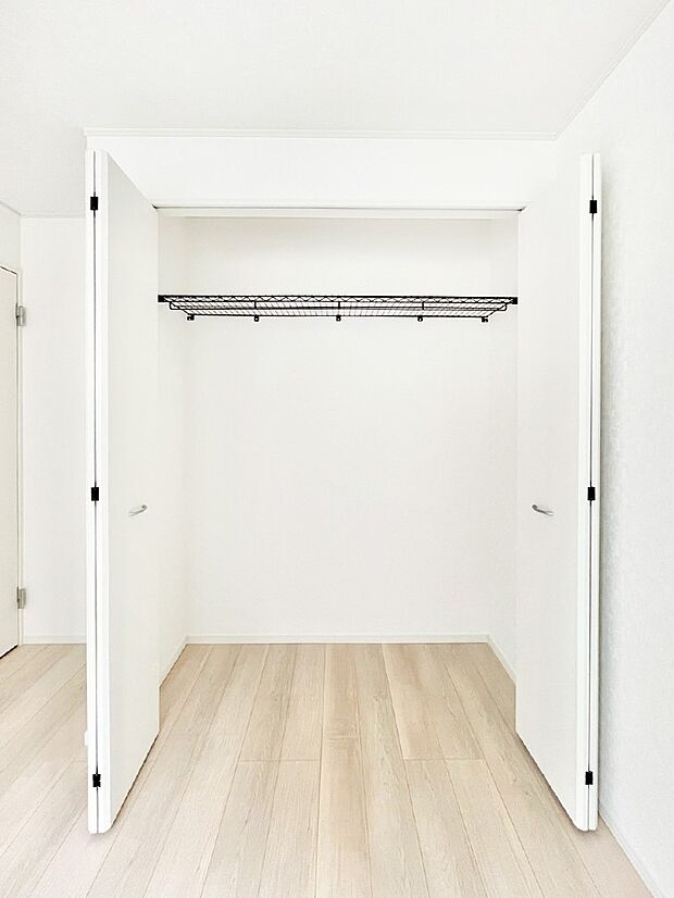 洋室のクローゼット。奥行きがあるので厚手の衣類もすっきり収まります。
