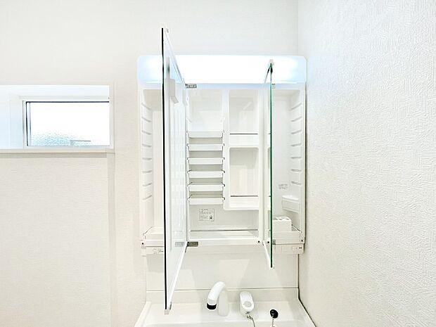 三面鏡の裏に、化粧品や衛生用品などを収納可能。洗面台をすっきりと保ちます！