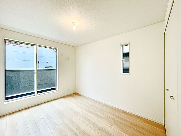 バルコニーが開放感をプラスしてくれる洋室