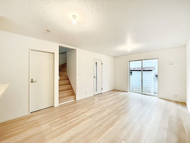 明るい陽光が注ぎ、寛ぎの雰囲気に満たされるダイニング。   